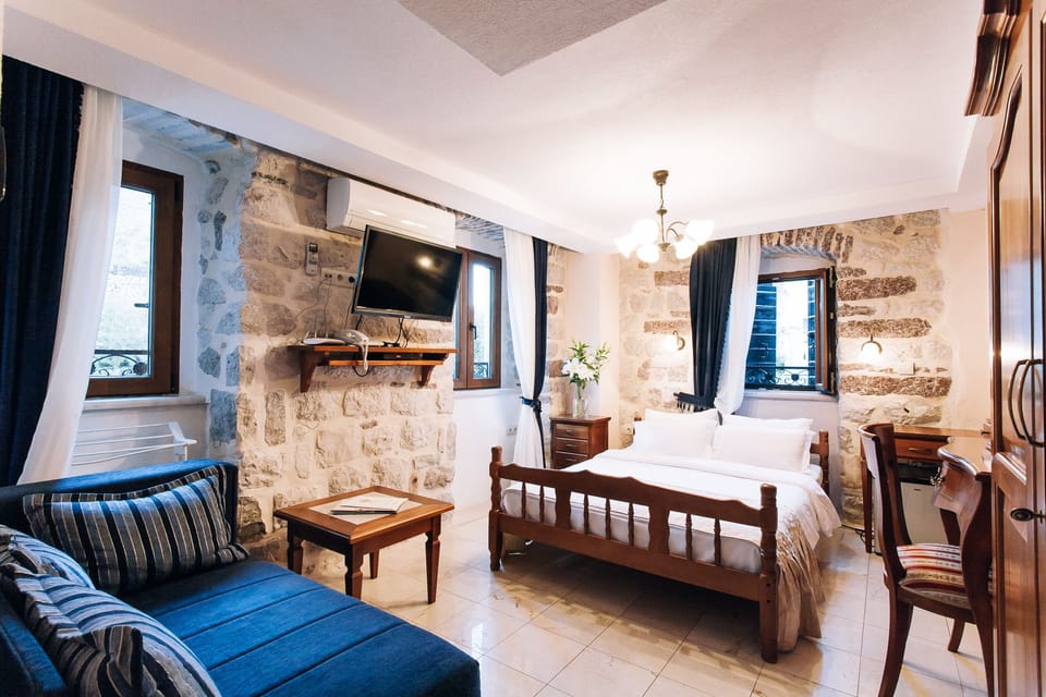 Double Room | Minibar, in-room safe, desk, soundproofing