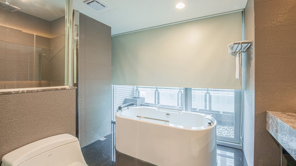 Classic Quadruple Room | Bathroom | Hair dryer, towels, shampoo, toilet paper