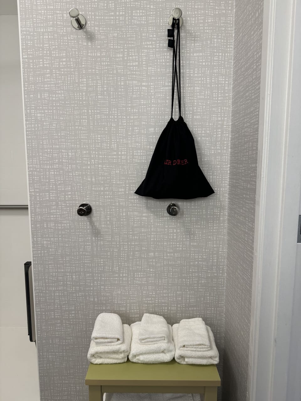 Combined shower/tub, free toiletries, hair dryer, towels