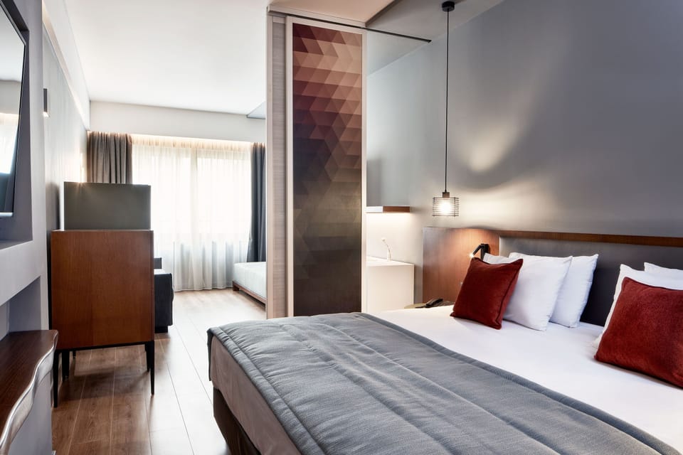 Quadruple Room | In-room safe, blackout drapes, soundproofing, iron/ironing board