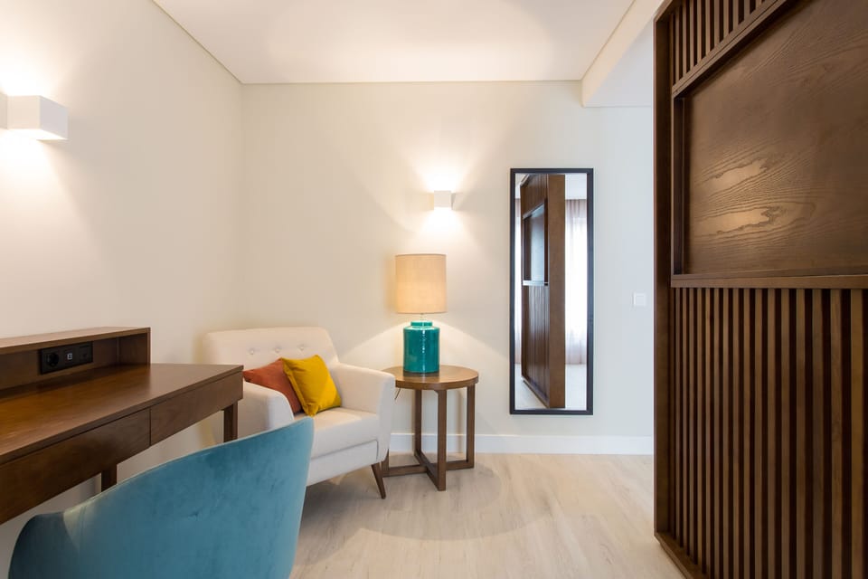 Standard Room, 1 Queen Bed | Free minibar, in-room safe, desk, laptop workspace