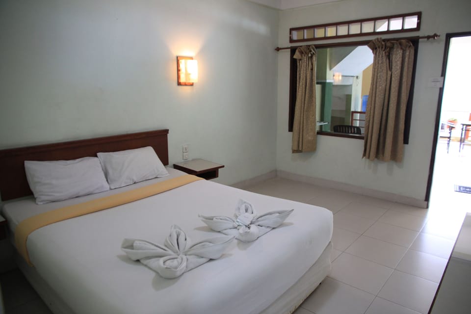 Panoramic Double Room, 1 Queen Bed, Private Bathroom, Lake View | Egyptian cotton sheets, premium bedding, desk, WiFi (free)