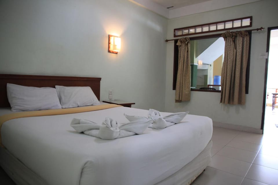 Egyptian cotton sheets, premium bedding, desk, WiFi (free)