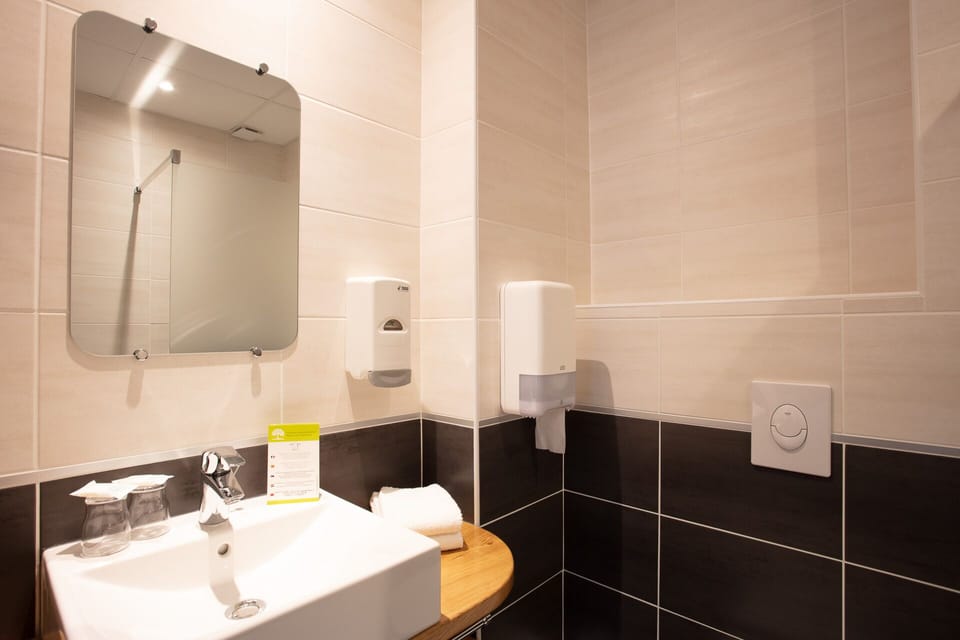 Standard Double or Twin Room | Bathroom | Shower, hair dryer, towels
