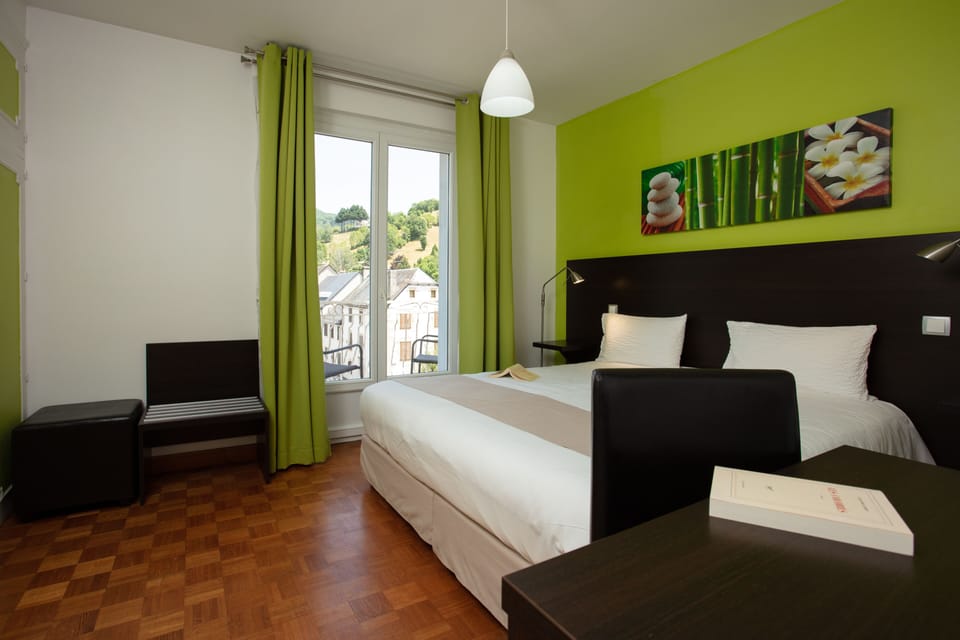Standard Double or Twin Room | Desk, blackout drapes, cribs/infant beds, rollaway beds
