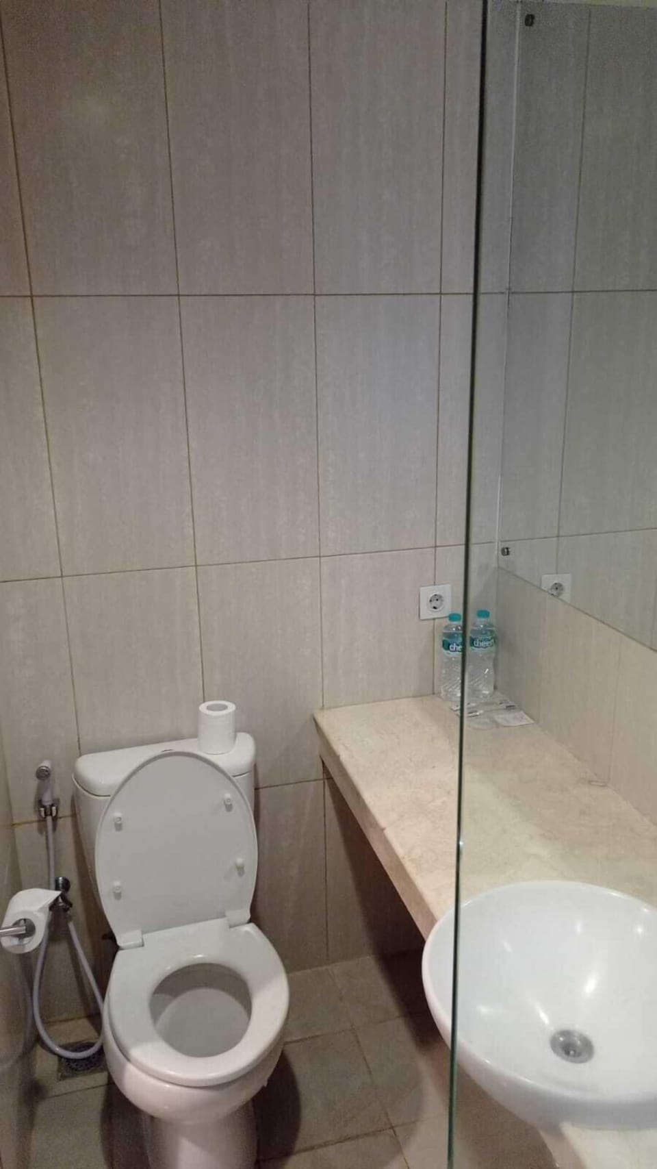 Shower, rainfall showerhead, free toiletries, towels