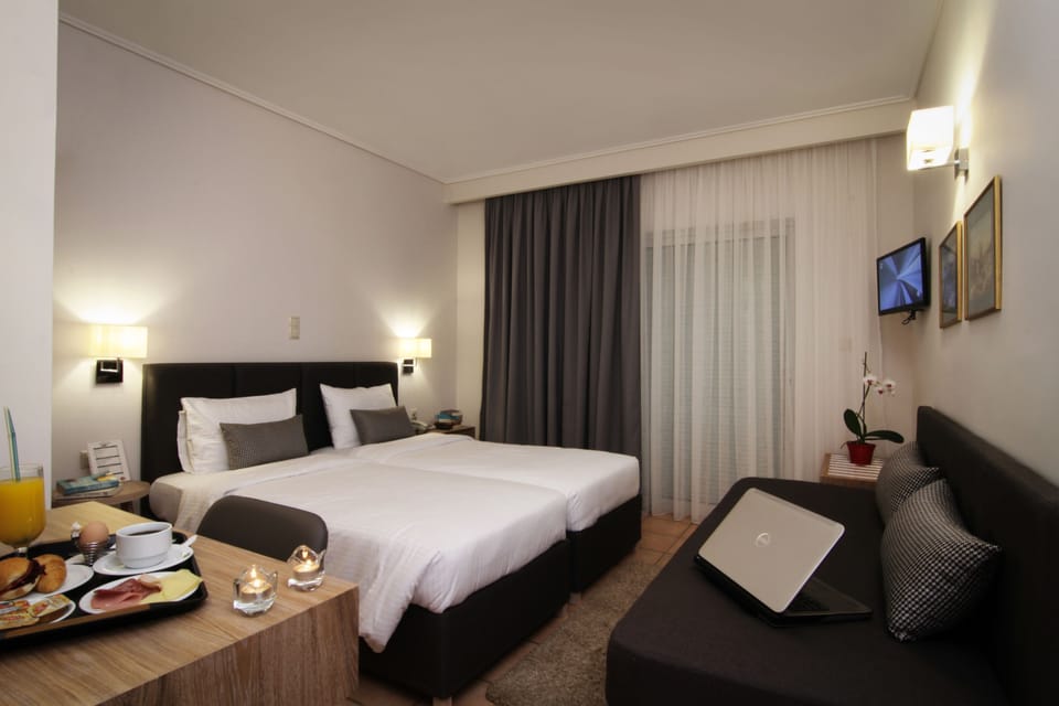 Triple Room, Balcony | In-room safe, desk, iron/ironing board (on request), cribs (free)