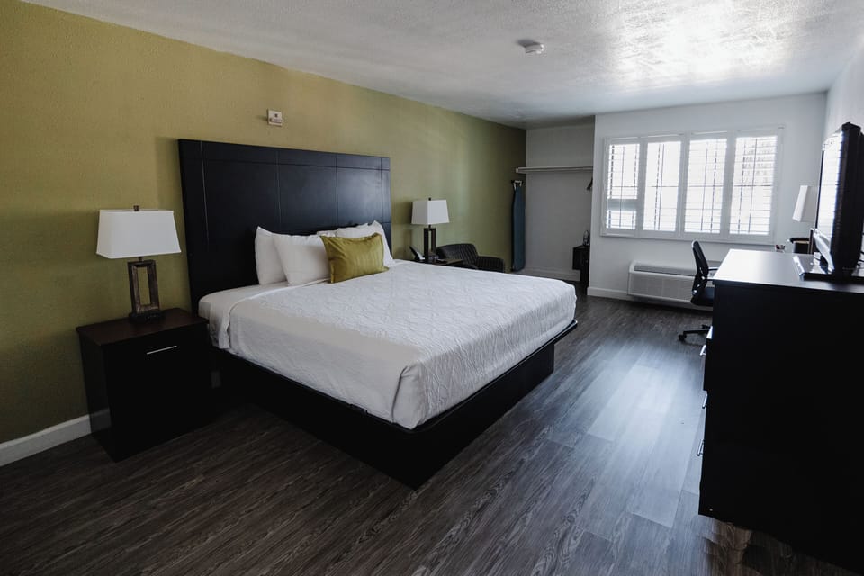Deluxe Room, 1 King Bed, Non Smoking, Refrigerator & Microwave | In-room safe, desk, laptop workspace, iron/ironing board