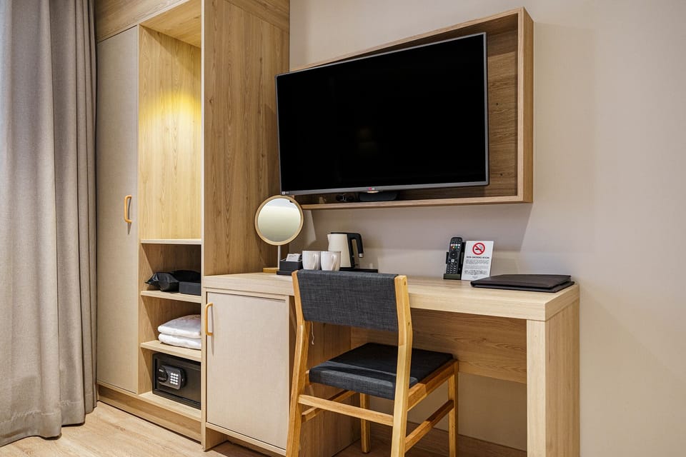 43-inch flat-screen TV with digital channels, TV, Netflix