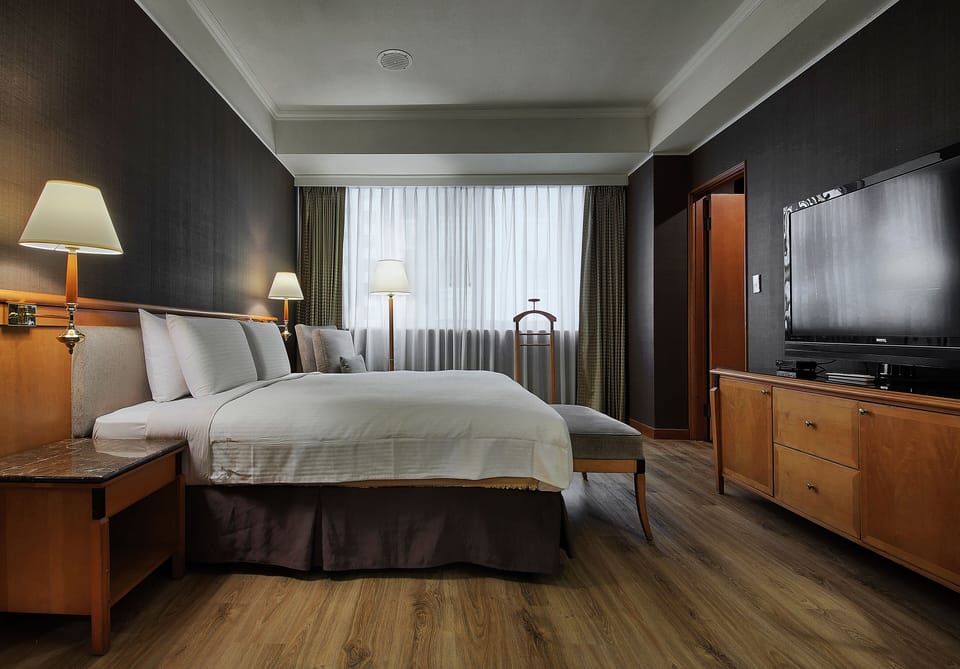 Carlton Suite | Down comforters, in-room safe, desk, blackout drapes