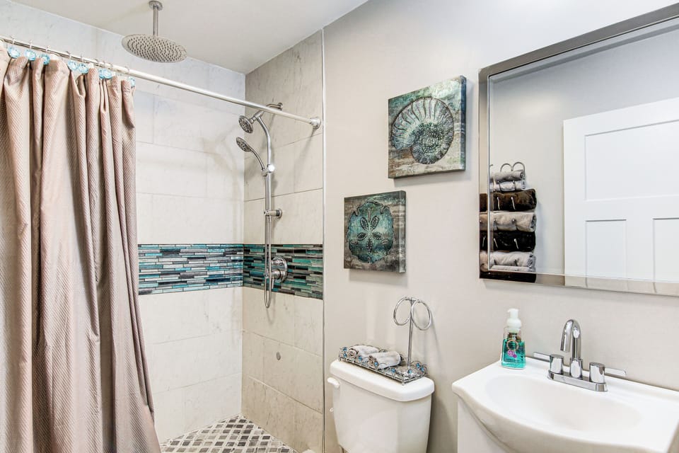 Full Bathroom | Towels Provided | Complimentary Toiletries