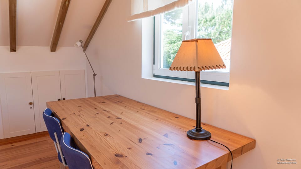Quarto 1 - Zona de trabalho tranquila com vista para o jardim