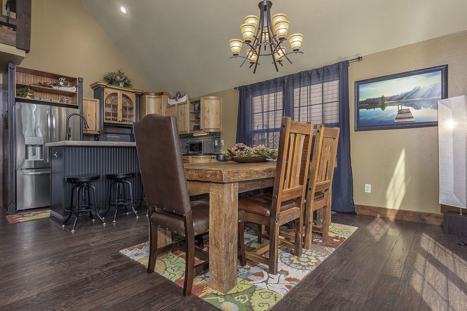 Kitchen/Dining Room - seats 6 people!