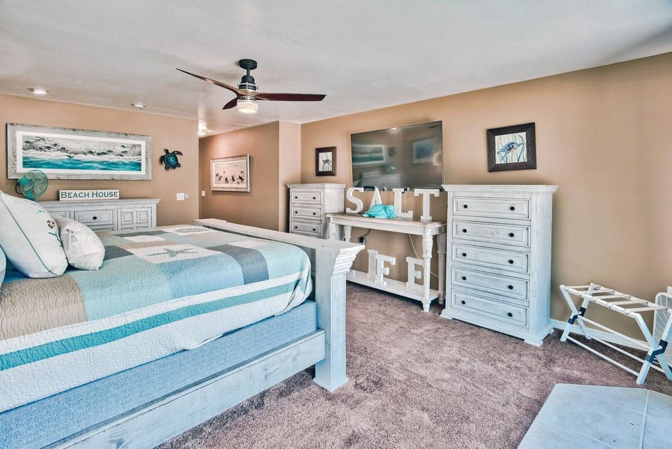 Guest bedroom w/ twin beds & a light, beachy feel