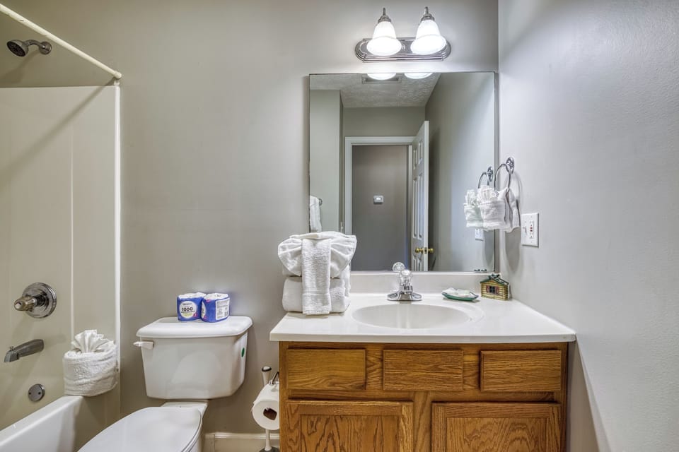 Smoky Mountain Cabin "Lee's Creekside" - Bathroom two with tub/shower combo