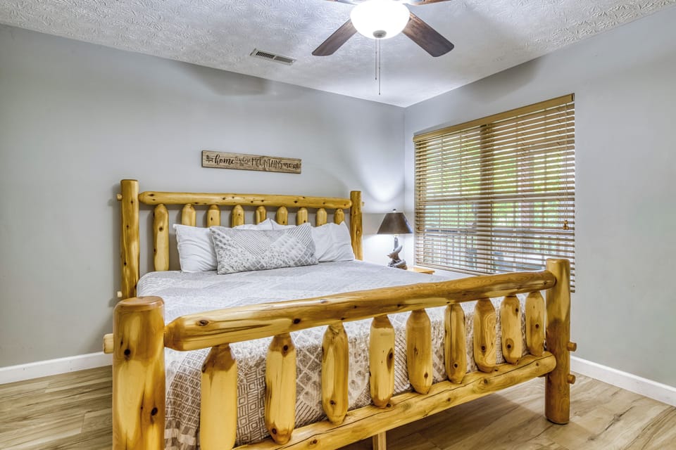 Smoky Mountain Chalet "Lee's Creekside" - Bedroom with king size bed