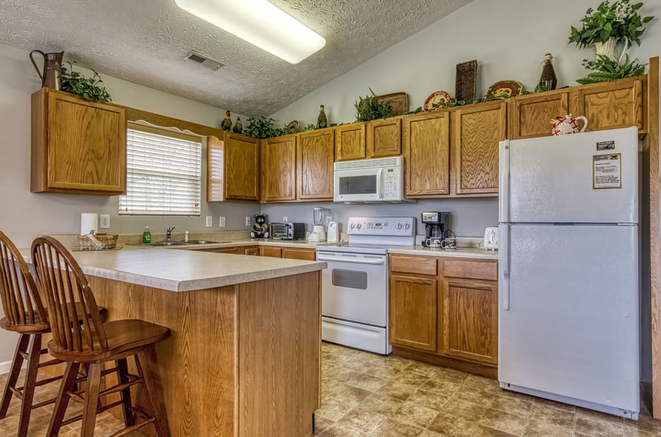 Vacation Rental in the Smoky Mountains "Lee's Creekside" - Fully furnished kitchen with bar top and stools