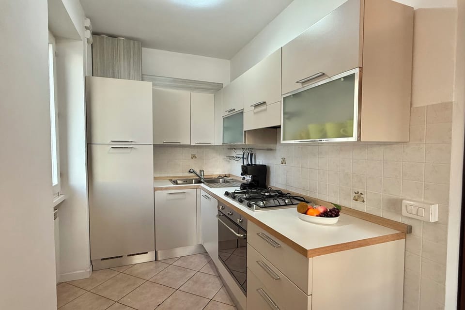 Family Studio, Mountain View, Lakeside (Residenza Menaggio - Mimosa) | Private kitchen | Fridge, microwave, oven, stovetop