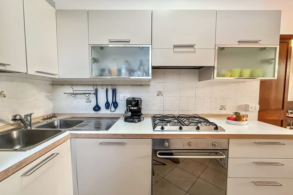 Family Studio, Mountain View, Lakeside (Residenza Menaggio - Mimosa) | Private kitchen | Fridge, microwave, oven, stovetop