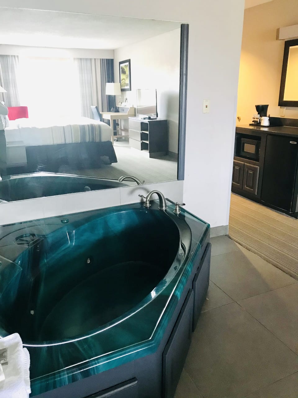 Suite, 1 King Bed, Non Smoking, Jetted Tub | Jetted tub