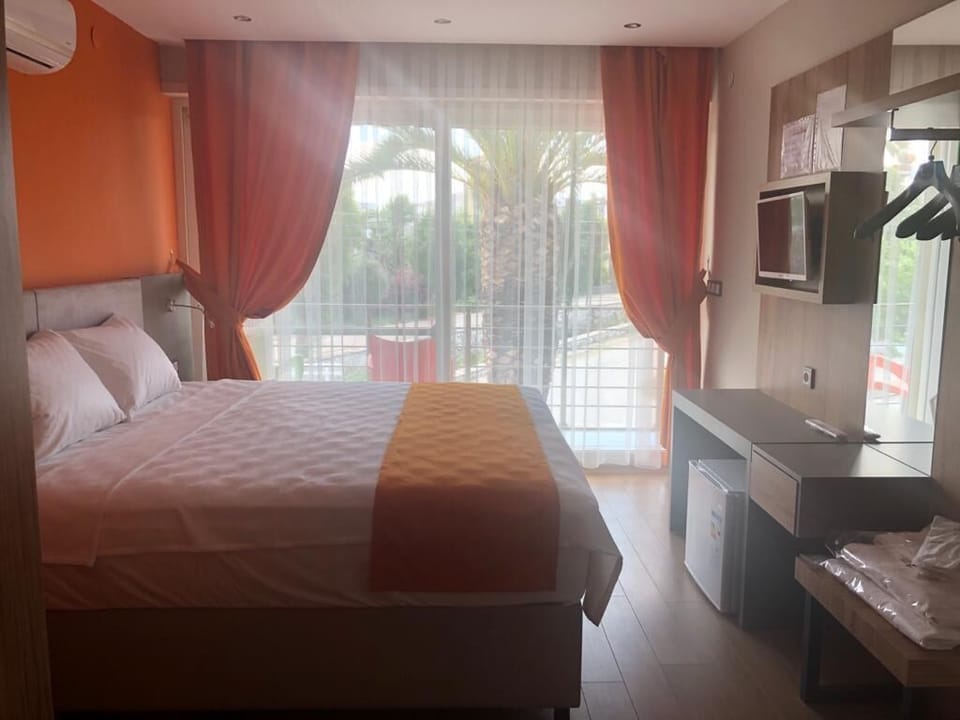 Family Double Room | Minibar, laptop workspace, WiFi (free), individually decorated
