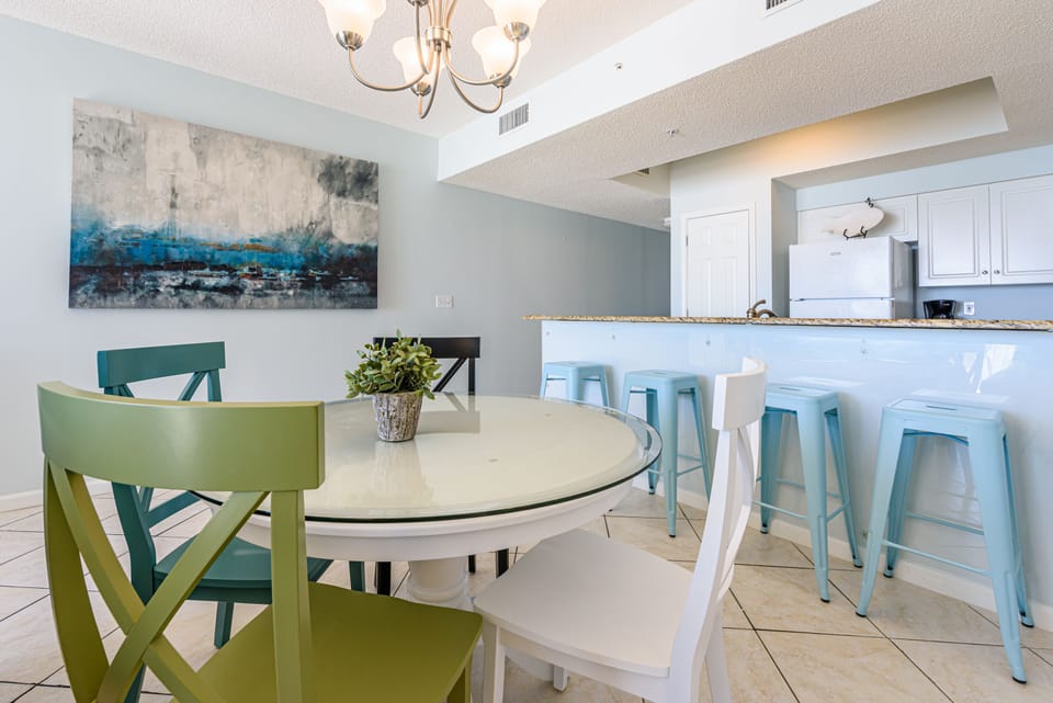 Dining Area and Kitchen Bar