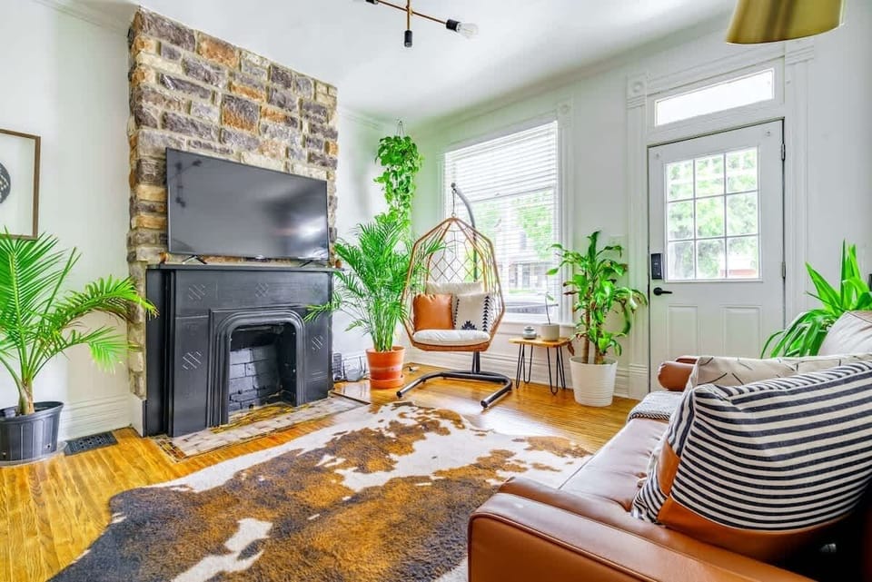 Chic Urban Hideaway: Stylish 3-Bed Home, Free Parking

FILLED with gorgeous rare plants from all over with exposed brick walls for a rustic feel of the home!