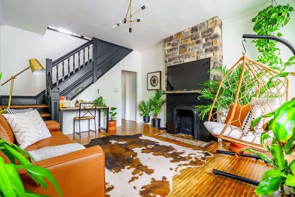 Modern and Cozy: Relax in our  Jungle Fever modern living room, with cozy seating and a clean, spacious layout. The stylish decor adds a touch of elegance. Ideal for unwinding and socializing
Best home in Ohio Columbus