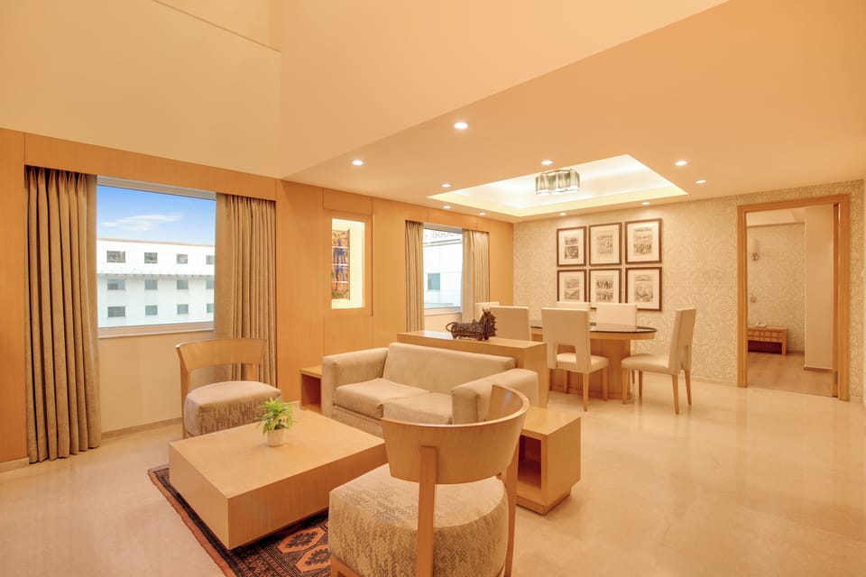 Duplex Suite King | Living area | 32-inch LCD TV with satellite channels, TV