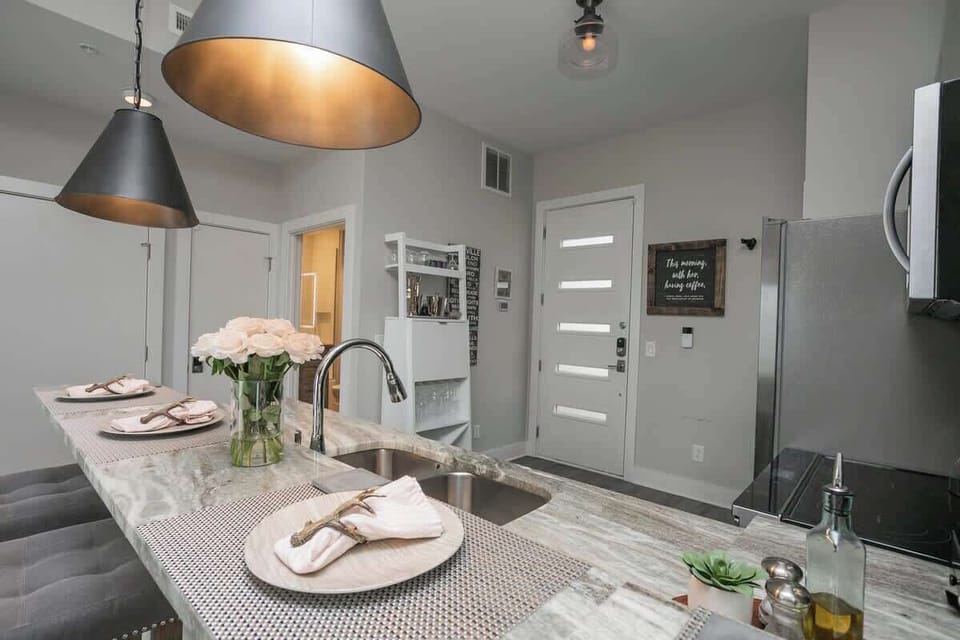 Island/Penninsula can be used for eating in, a work space or conversation.