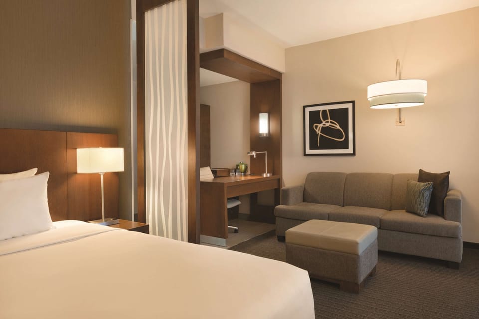 Premium Room, 1 King Bed | Premium bedding, in-room safe, desk, soundproofing