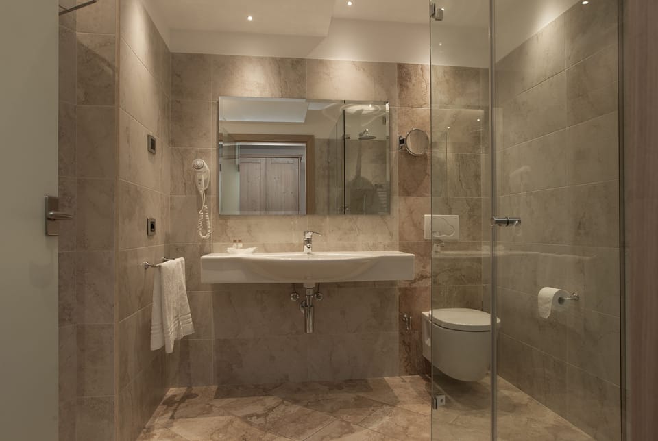 Junior Suite | Bathroom | Shower, rainfall showerhead, hair dryer, bidet