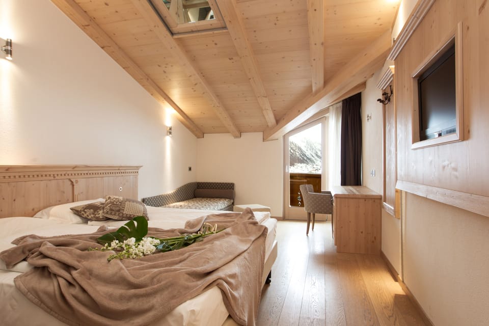 Junior Suite | In-room safe, desk, blackout drapes, soundproofing