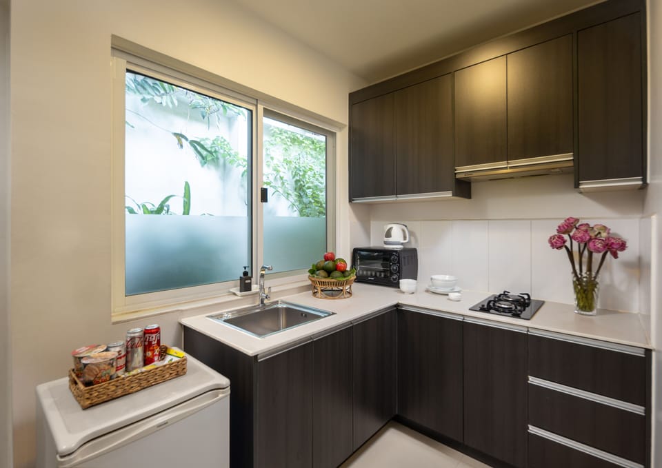 Executive Double Room | Private kitchen | Fridge, dining tables