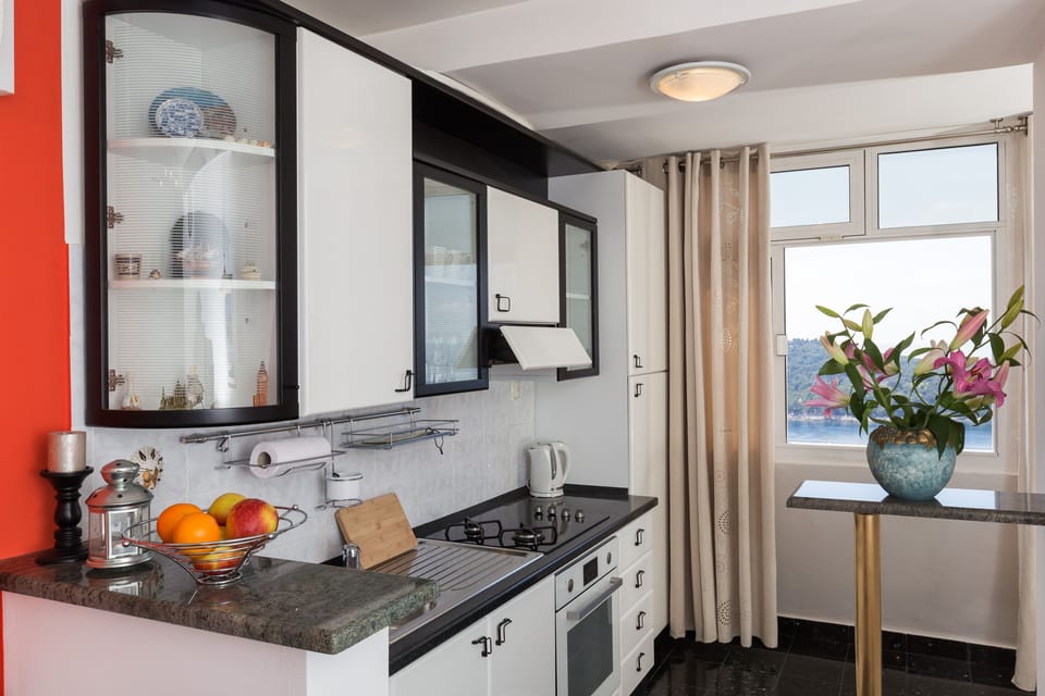 Apartment (Apartment with Balcony and  Sea View() | Private kitchen | Fridge, dining tables