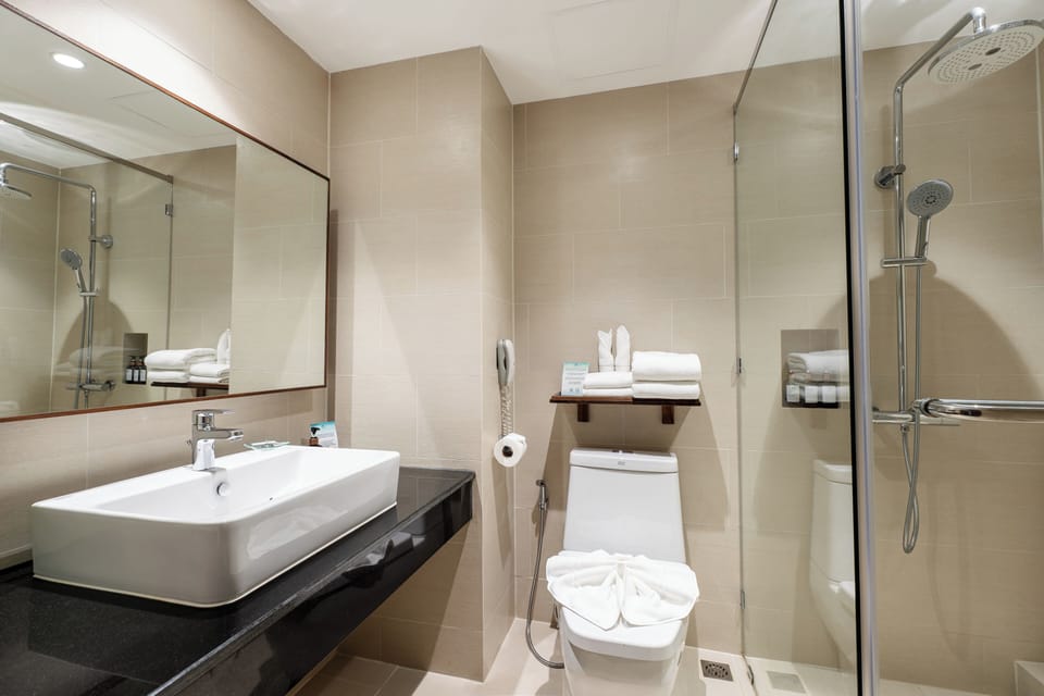 Shower, rainfall showerhead, free toiletries, hair dryer
