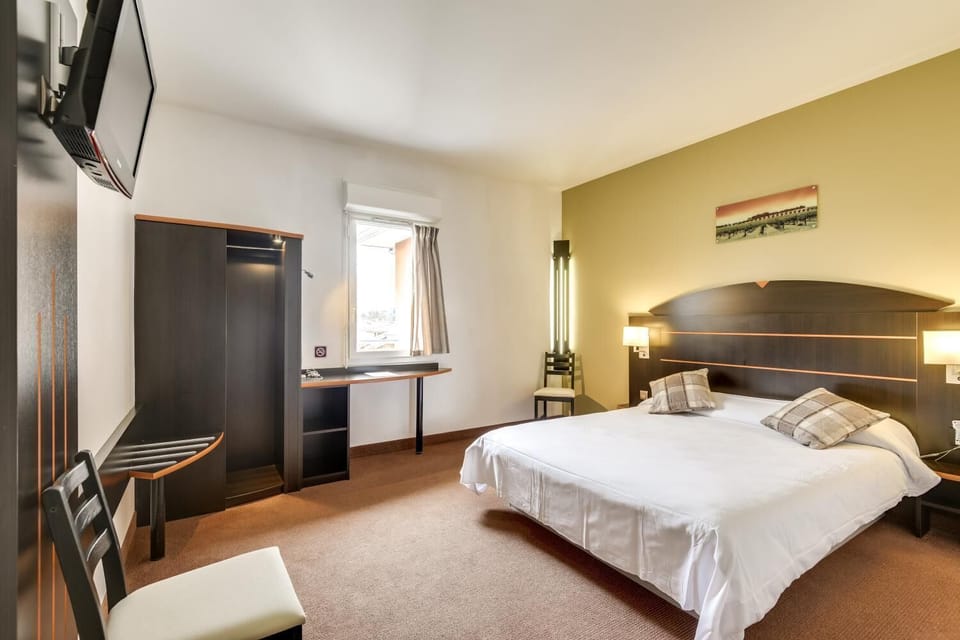 Double Room | Individually decorated, individually furnished, desk, blackout drapes