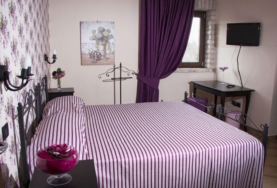 Suite | Down comforters, minibar, in-room safe, desk