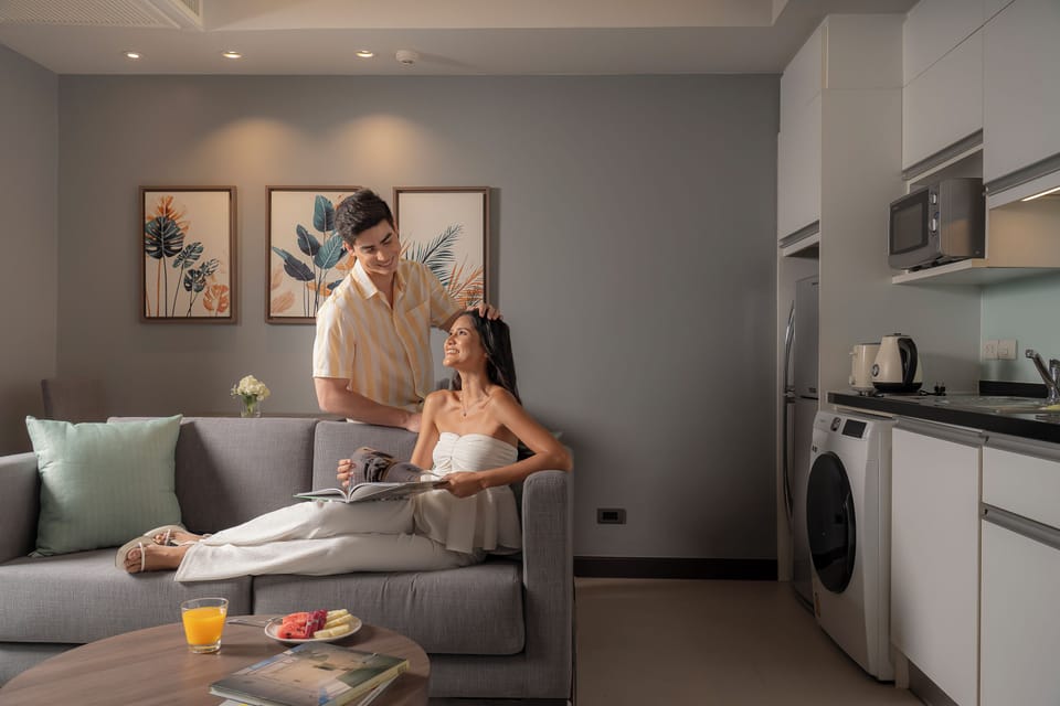 Junior Suite | Living area | 32-inch LCD TV with cable channels, TV
