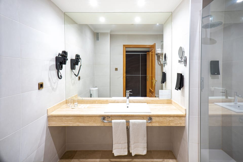 Double Room | Bathroom | Shower, free toiletries, hair dryer, bidet