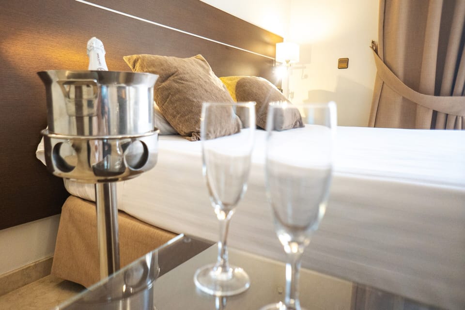 Junior Suite | In-room safe, desk, laptop workspace, free WiFi