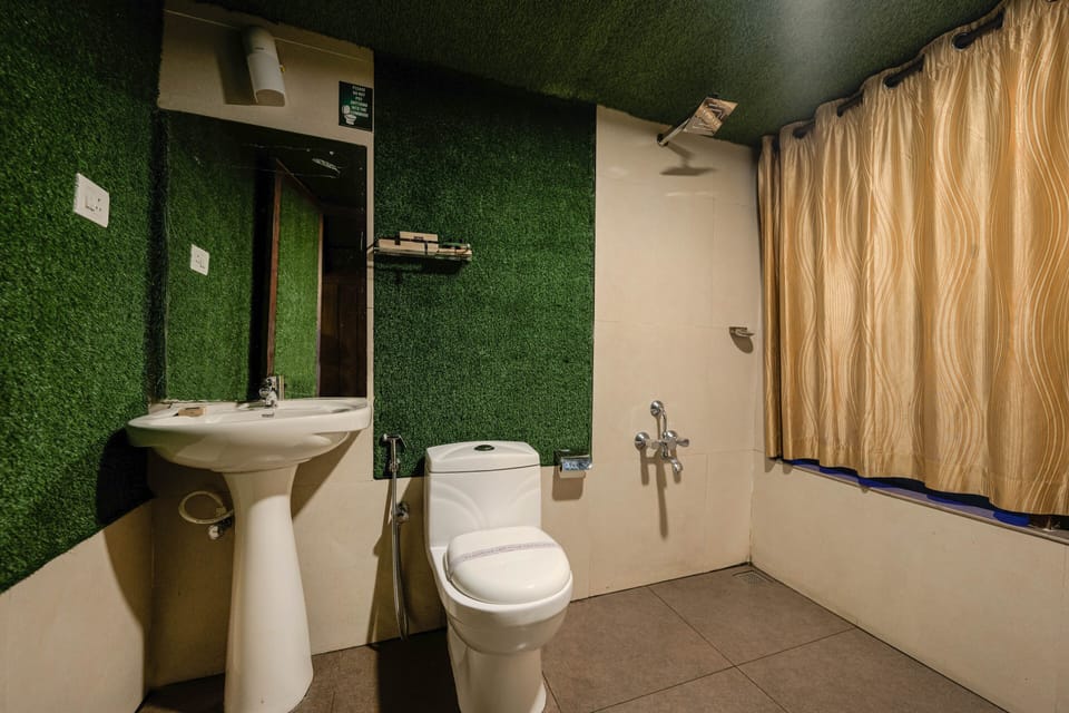 Tree House | Bathroom | Shower, free toiletries, bidet, towels