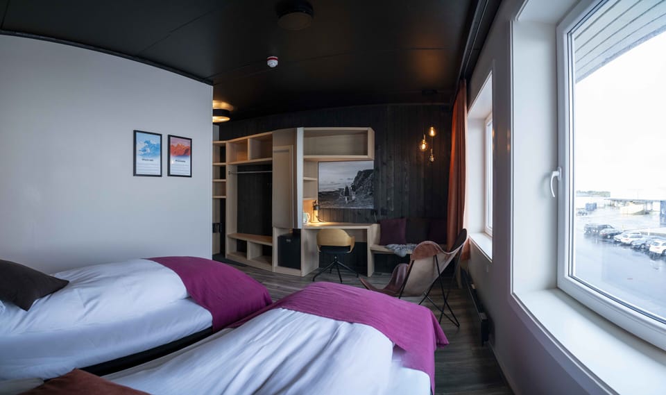 Design Twin Room | Desk, free WiFi, bed sheets