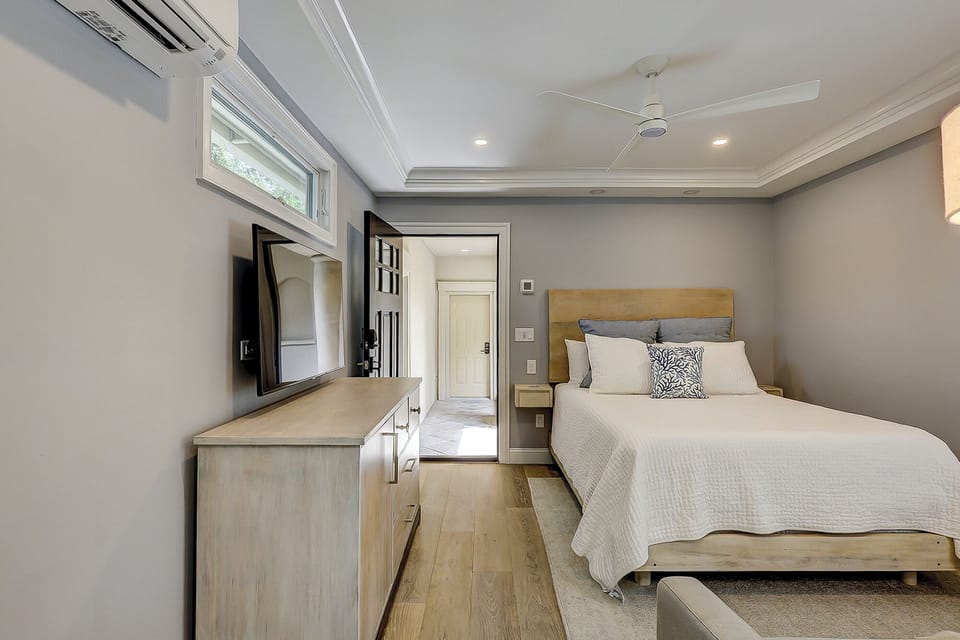 24 Sandhill Crane - King - Detached Guest Bedroom