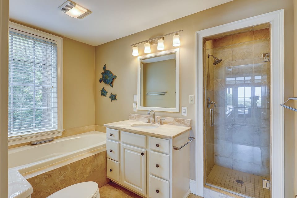 24 Sandhill Crane - Queen/Queen Bathroom (1st Floor, Oceanside)