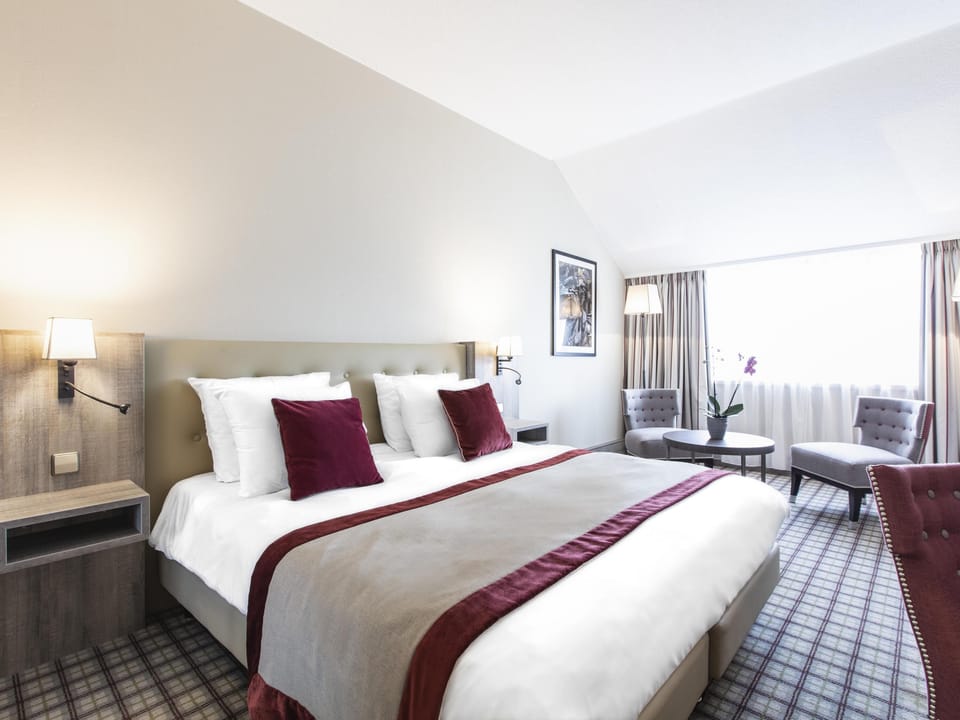 Classic Double Room | In-room safe, desk, laptop workspace, blackout drapes