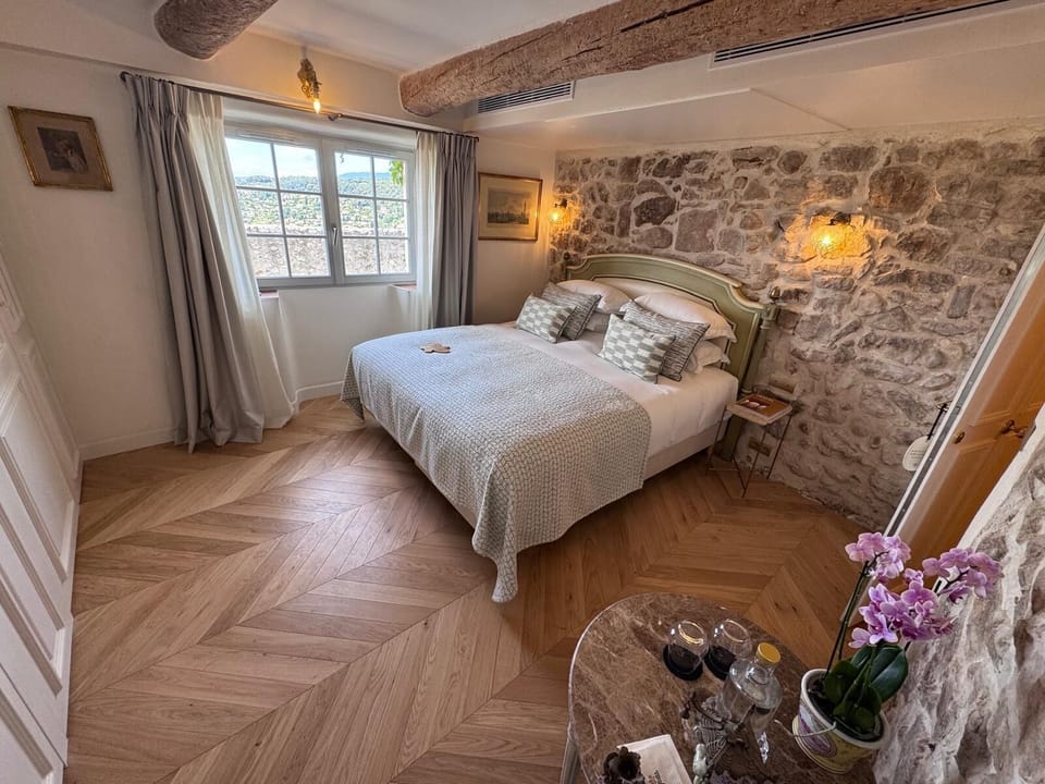 Prestige Room with Valley View | Minibar, in-room safe, desk, blackout drapes