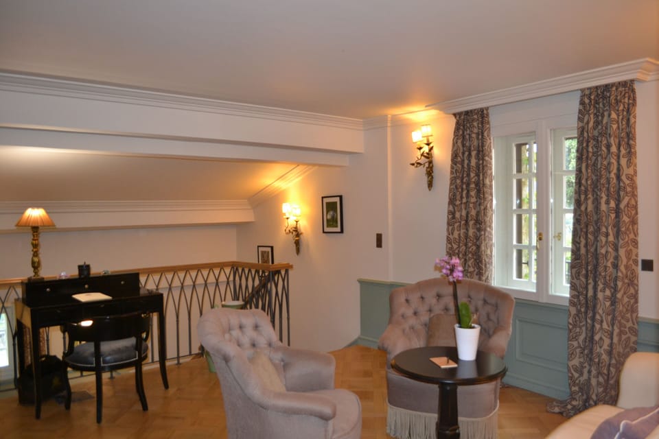 Deluxe Duplex, 1 Queen Bed | Living area