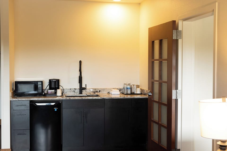Deluxe Suite | Private kitchen | Fridge, microwave, coffee/tea maker