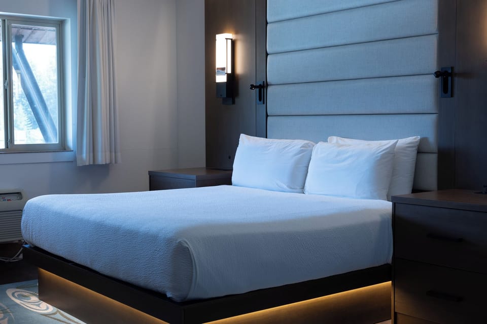 Deluxe Room, 1 King Bed (King) | In-room safe, desk, iron/ironing board, rollaway beds